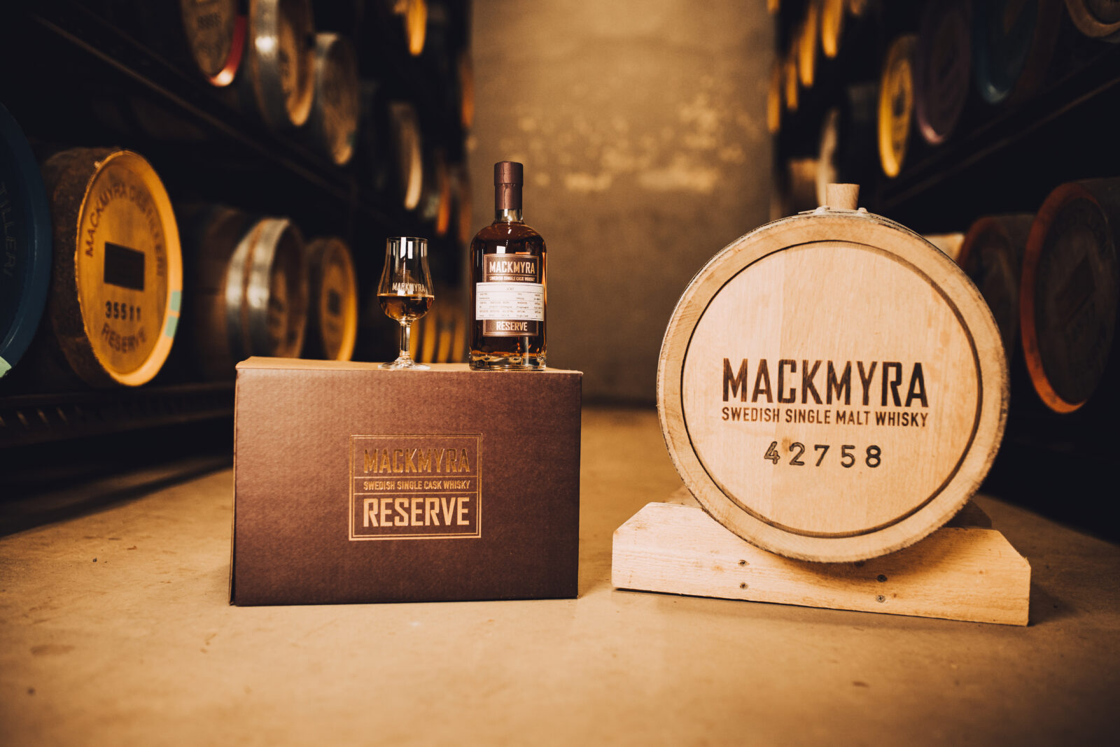 IMAGE_Reserve_bottling_whisky-1600x1068